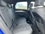 体を支えるためにシートを硬めにしております。長時間の運転でも疲れにくいように、サポート力重視で設計されております。