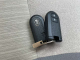 インテリジェントキーです。キーを取り出す事なく、車両のボタン操作だけてドアロック操作やエンジン始動等が可能です。