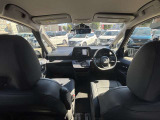 すっきりした運転席周りにはナビやエアコンの操作パネルを設置しておりますので、お一人での運転でもご安心できます。