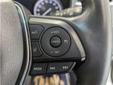 ステアリングスイッチ付き。前方から目を離すことなく操作することが可能です。