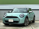 MINIのフロントグリルのデザインはイギリスで生まれた当初から、シルバーのサイドバーが折り重なった伝統的なデザインで御座います。その伝統はBMWのお車になってからでも少しずつ形を変えて守られております