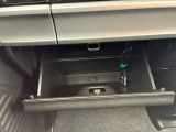 車検証ブックも入る大きなグローブボックスです!