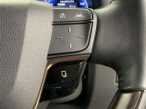 アダプティブクルーズコントロール機能付きです。走行中に先行車の様子を検知しながら、設定した車速の範囲内で先行車との距離のキープを支援します。詳細は販売店スタッフまでおたずねください。