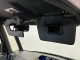 【サンバイザー】車内で身だしなみを整えるためのバニティミラーがセット。お化粧直しや髪型のチェックに活用できます。
