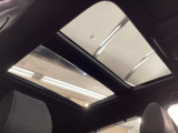 サンルーフの開放感により車内はいつも明るく、自然と会話が弾んでドライブも一段と楽しくなります。