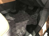 内装工程では、中古車を気持ちよくお乗りいただけるよう清掃しております。シートの洗浄はもちろん、ニオイの元となるフロアカーペットまで洗浄・消臭を実施。