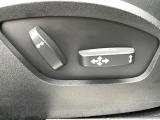 【メモリー機能付きパワーシート】ドライバーごとに設定したシート位置を記憶して、ボタン一つで切り替えできる便利な機能!運転する方が複数名いらっしゃるご家庭におすすめです。