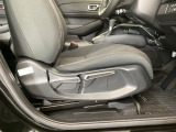 【前席】運転席にはシート高を調整できるハイトアジャスターが装備され、幅広いシートポジションの設定が可能になっております♪