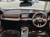 BMWカーブド・ディスプレイが中心の次世代コックピット。スイッチ類を減らし、直感的な操作とクリーンなデザインを実現しています。