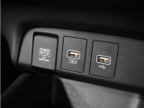 ◆USBチャージャー、12Vの電源ソケット◆使いやすい場所に装備されています。
