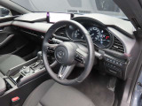 別角度からの運転席の画像です。オルガン式アクセルペダルの採用で運転時の疲労軽減に役立っています☆