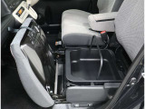 助手席シートアンダーBOXが装備されています!車検証ケースなどを入れておくと、助手席前のグローブBOXが有効に使えます♪開閉は簡単にできます!