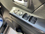 運転席アームレストに、【リモコンドアミラー】【パワーウィンドウ】スイッチあり。手元で操作ラクラク。