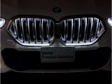 【LEDヘッドライト】先進のLEDテクノロジーを採用。放射される白色光の周波特性は太陽光に近く、バイキセノン・ヘッドライトを上回るコントラストで更に明るく輝きます!