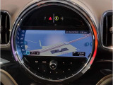 シフトレバー周辺に搭載されたiDrive(ナビのコントローラー)はドライバーの運転姿勢を崩さず、直感的に操作が可能で御座います