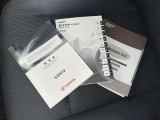 メンテナンスノート、取扱説明書ですね。 車の情報が凝縮されています。 車の整備記録が記載されている大事な物ですよ。