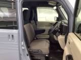 フィット感のあるシート。しっかりと支えてくれるので、長時間の運転を快適にサポートしてくれます。