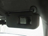 ミラー付きで身だしなみチェックに便利です。