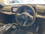 BMWの運転席はドライバーオリエンテッドという構造を採用。ドライバー目線の操作がしやすい設計になっており、ドライブ中にも目線の移動が少なく運転中にも簡単に操作ができます。