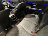 全ての席が主役席なのは、メルセデスならではの特徴です。快適なドライビングが、リラックスした車内空間を作りだします。
