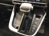 操作しやすいATシフトです。シフトチェンジを気にしなくてよいので運転だけに集中できますね。自然と手に届くところにある、手になじむ形状のシフトノブがいいですね。