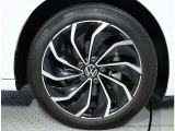 純正ホイール&タイヤ【モデルグレードにマッチしたデザインのホイールです。ホイールやホイールカバーには経年によるキズ等ある場合がございます。タイヤは車検合格基準にて現状お渡しとなります】