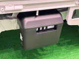 もしものバッテリー上がり時,ブースターケーブルの繋ぎやすい,運転席側荷台横にバッテリー。カバー付きです。