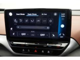 【3ゾーンフルオートエアコン(運転席/助手席/後席独立調整、自動内気循環機能)】を装備しております。