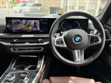 【ハンドル】ドライバーとBMW車の一体感がダイレクトに伝わるステアリングホイール。形状・太さへの拘りに加えて、操作性を高める為にスイッチ類も配置。クイックかつ安定のドライビングを体感下さい!