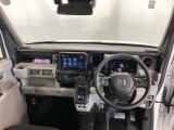 ご覧のように、視界が広く運転しやすいように設計されています。また、フルオートエアコンで快適です。