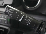 ◆ワイパー・ウォッシャースイッチ◆ワイパーは雨量に応じて切り替え可能なスイッチがついており、ウォッシャースイッチは手前に引くと噴射してフロントガラスを綺麗にしてくれます。