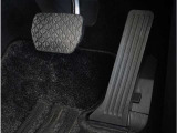 【オルガン式アクセルペダル】 かかとがずれにくく、アクセルペダルがコントロールしやすくなります。また運転時の疲労を軽減し、とっさのときの踏み間違いも起きにくくなります。