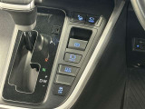 【電動パーキングブレーキ】条件を満たした場合に従来のパーキングボタンやレバーを引かなくてもパーキングに自動的に入り、発進状態の条件を満たした場合には自動でパーキングブレーキが解除されます