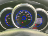 スタイリッシュなデザインで、運転席の雰囲気を向上させます。必要な情報を一目で確認でき、運転をサポートします。