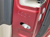 両側のリヤドアにチャイルドロックを装備しています♪