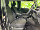 運転席側のドアには、収納スペースも確保されており、ちょっとした荷物の置き場所に便利です。使い勝手の良さが光る、実用的な設計となっています。