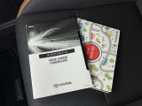 メンテナンスノート、取扱説明書ですね。 車の情報が凝縮されています。 車の整備記録が記載されている大事な物ですよ。