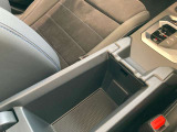 アームレストを上げると収納スペースとUSB電源があります。USBメモリ等を接続すると、車両側で音楽データを再生することができます。※非対応のものも有