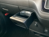 収納式ドリンクホルダーは、運転席・助手席どちらからも手が届きやすく、使いたい時にサッと引き出せる便利な仕様です。