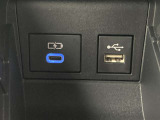 こちらのクルマはUSB接続コネクタも装備されています♪スマホの充電などにお使い下さい。ご旅行中での充電切れも、これなら心配いりませんね!