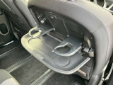 背もたれにはドリンクホルダーとちょっとしたテーブルが付いてます。