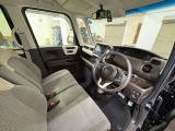 運転席は大きな座面と包み込むような背もたれが身体全体を支えます。上質なシートを採用し長時間の運転やコーナーの多い道も快適です。座ったときの頭上スペースも余裕たっぷりでロングドライブも楽チンです♪