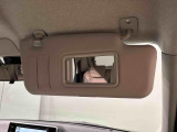 ちょっとした身だしなみチェックができるミラー付きサンバイザーが付いてます
