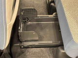 中敷きを立ち上げれば、倒れやすい荷物も安定して積める置きラクボックスが標準装備
