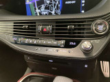 左右独立温度コントロールフルオートエアコンです。運転席、助手席それぞれで独立して温度設定ができます。冷え性の方が乗っても安心ですね♪