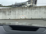 HUD: ヘッドアップディスプレイはドライバーが前方に集中できるよう、ナビや車速情報をフロントガラスに投影するシステムです。