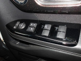 運転席のスイッチで全てのウィンドウの開閉操作を行うことができます。ロックボタンをONにしておくと、運転席以外のウィンドウは作動しないのでお子様を乗せているときなども安心ですね♪