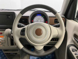 【ハンドル回り】インテリアに合わせたデザインのステアリングは、運転される方のことも考え、運転しやすい形状、大きさです。ぜひ一度、実際に触ってお確かめください。