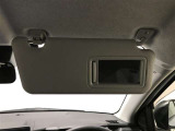 運転席サンバイザーミラー。