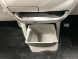 お気に入りのCDなどが収納できる格納式ボックス★